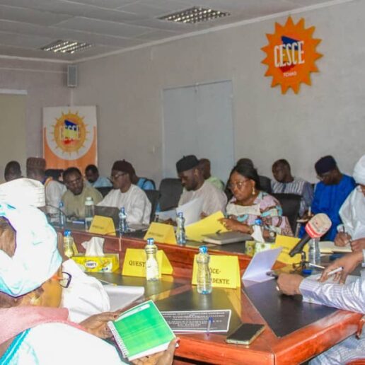 Face aux conseillers de la République-4