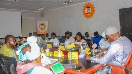 Face aux conseillers de la République-4